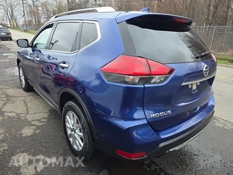 2017 Nissan Rogue SV – miniatura 6