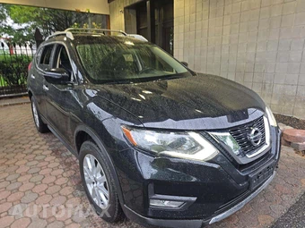 2017 Nissan Rogue SV – miniatura 4