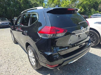 2017 Nissan Rogue SV – miniatura 2