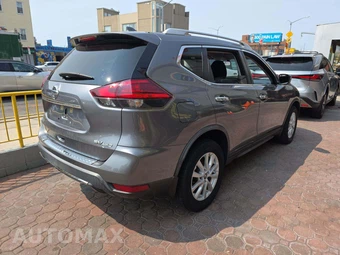 2017 Nissan Rogue SV - miniatura 3