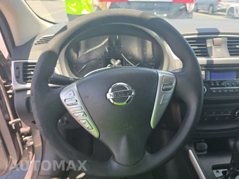 2017 Nissan Sentra S - miniatura 10