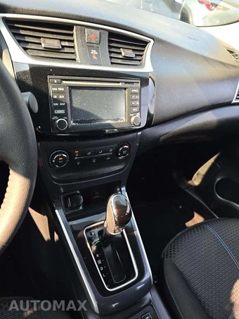 2017 Nissan Sentra SR - miniatura 10