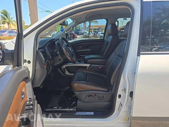 2017 Nissan TITAN Platinum Reserve Crew Cab Short Bed - miniatura 3