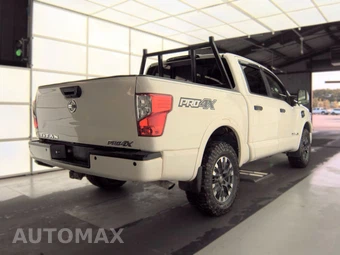 2017 Nissan TITAN PRO-4X Crew Cab Short Bed - miniatura 4