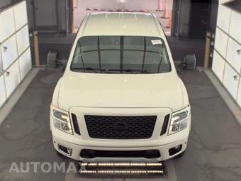 2017 Nissan TITAN PRO-4X Crew Cab Short Bed - miniatura 2