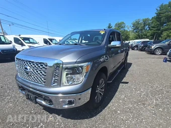 2017 Nissan TITAN SL Crew Cab Short Bed