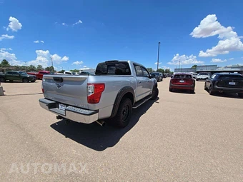 2017 Nissan TITAN SV Crew Cab Short Bed - miniatura 3