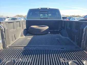 2017 Nissan TITAN SV Crew Cab Short Bed - miniatura 17