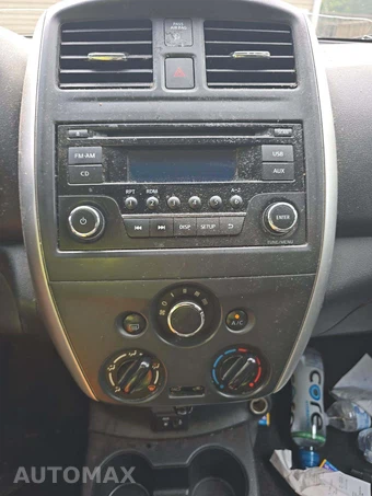 2017 Nissan Versa Sedan SV - miniatura 10