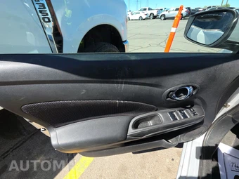 2017 Nissan Versa Sedan SV – miniatura 9