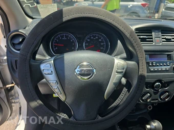 2017 Nissan Versa Sedan SV – miniatura 10