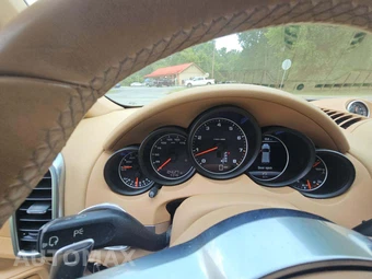 2017 Porsche Cayenne Platinum Edition – miniatura 9