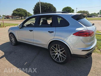 2017 Porsche Cayenne Platinum Edition – miniatura 2