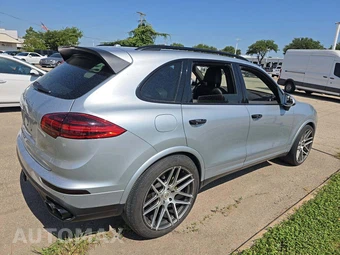 2017 Porsche Cayenne Platinum Edition – miniatura 3