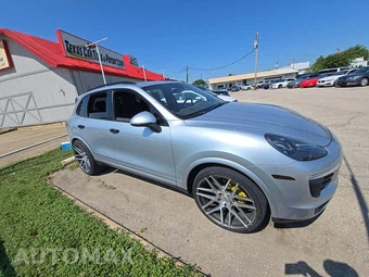 2017 Porsche Cayenne Platinum Edition – miniatura 4