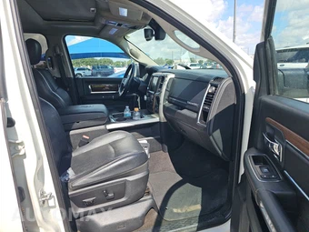 2017 Ram 1500 Laramie Crew Cab Short Bed - miniatura 8