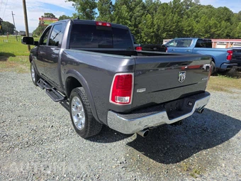 2017 Ram 1500 Laramie Crew Cab Short Bed - miniatura 2