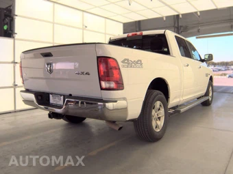 2017 Ram 1500 SLT Crew Cab Medium Bed – miniatura 4