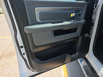 2017 Ram 1500 SLT Crew Cab Medium Bed – miniatura 9