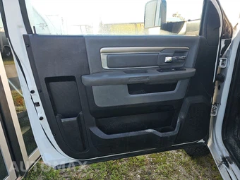 2017 Ram 3500 Cab Chassis Tradesman Regular Cab DRW - miniatura 9