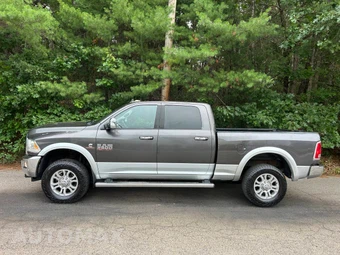 2017 Ram 3500 Laramie Crew Cab Medium Bed - miniatura 3