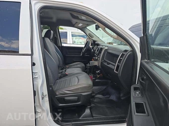 2017 Ram 5500 Cab Chassis Tradesman Crew Cab DRW – miniatura 17