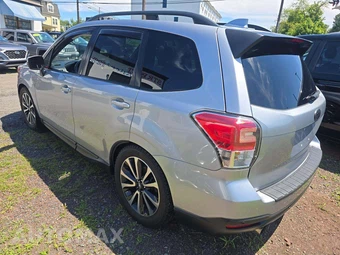 2017 Subaru Forester 2.0XT Touring - miniatura 2