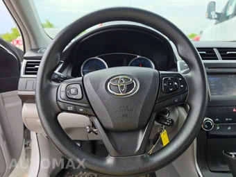 2017 Toyota Camry LE - miniatura 10