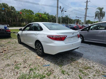 2017 Toyota Camry LE – miniatura 2