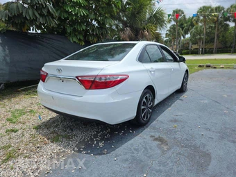 2017 Toyota Camry LE – miniatura 3