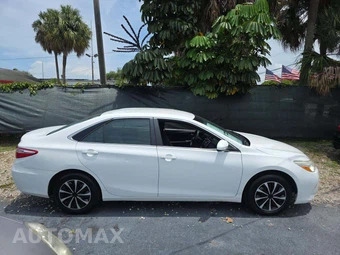 2017 Toyota Camry LE – miniatura 4