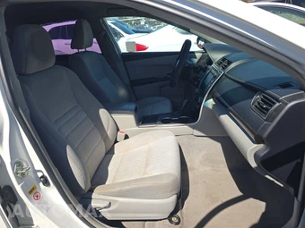 2017 Toyota Camry LE - miniatura 8