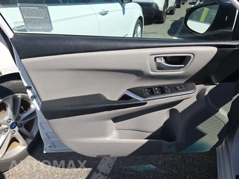 2017 Toyota Camry LE - miniatura 9