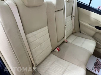 2017 Toyota Camry LE - miniatura 32