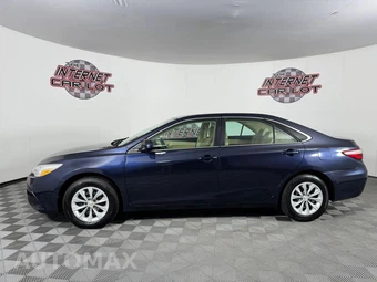 2017 Toyota Camry LE - miniatura 4