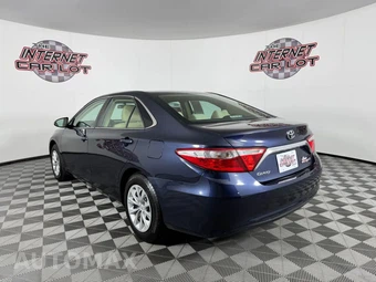 2017 Toyota Camry LE - miniatura 5