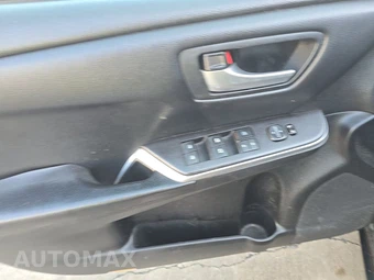 2017 Toyota Camry LE – miniatura 9