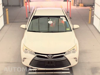 2017 Toyota Camry LE – miniatura 2