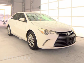 2017 Toyota Camry LE – miniatura 3