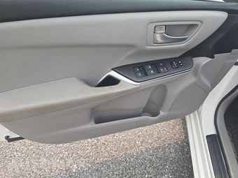 2017 Toyota Camry LE – miniatura 9