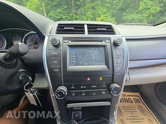 2017 Toyota Camry LE - miniatura 10
