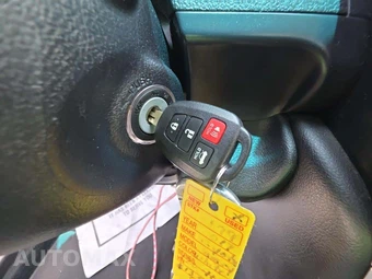 2017 Toyota Camry SE - miniatura 8