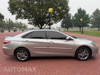 2017 Toyota Camry SE - miniatura 8