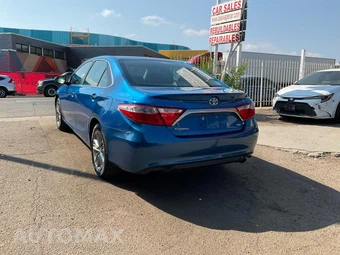 2017 Toyota Camry SE - miniatura 3