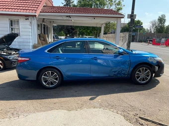 2017 Toyota Camry SE - miniatura 6