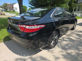 2017 Toyota Camry SE – miniatura 3