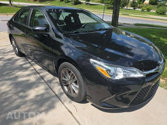 2017 Toyota Camry SE – miniatura 4