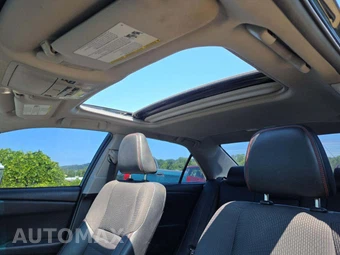2017 Toyota Camry SE – miniatura 8