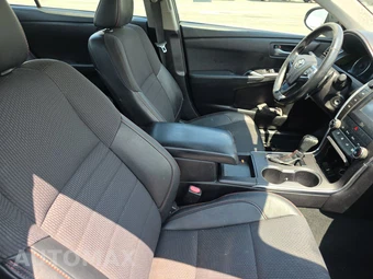 2017 Toyota Camry SE - miniatura 8