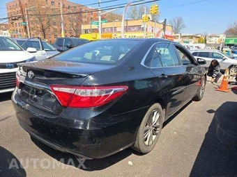 2017 Toyota Camry SE – miniatura 4